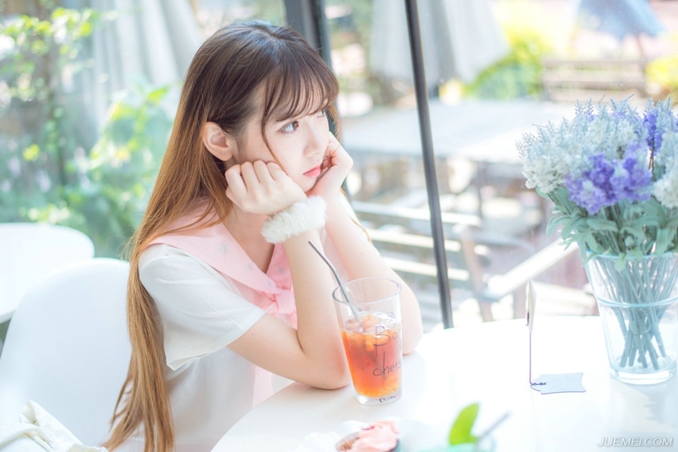 “嗯。”刘璝看着美妇离开的背影，不由感叹自己的造化，娶了这么一位贤淑的妻子。